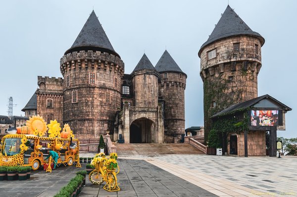 How to choose a UK cruise that includes guided tours of medieval British castles?