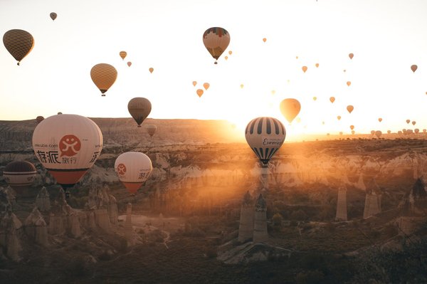 How to choose a holiday rental in the Cotswolds that offers scenic hot air balloon rides?