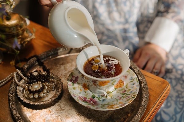 Where can you learn about the history of English tea traditions in London?